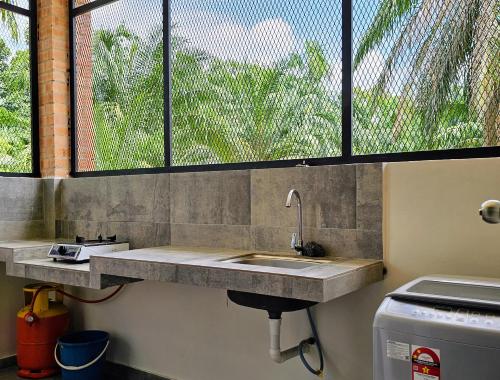 Batang BerjuntaiBRIK 'N BATA的带水槽的厨房台面和窗户
