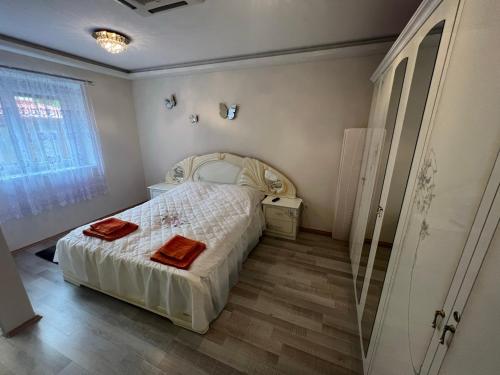 莫雄马扎尔古堡Star Street Home的一间卧室配有一张带两个红色毛巾的床
