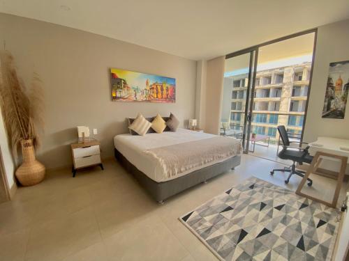 卡塔赫纳Manzanillo Del Mar - Cartagena - Morros Zoe的一间卧室配有一张床、一张书桌和一个窗户。