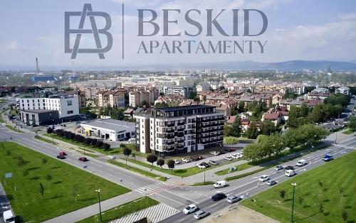 新松奇Beskid Apartamenty的城市空中景观与高速公路