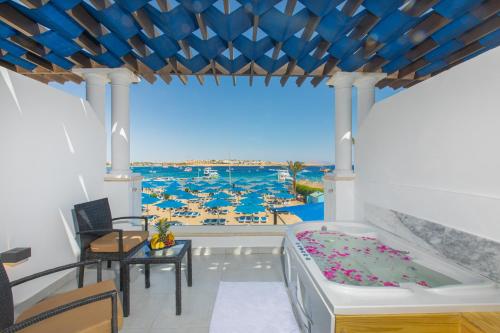 沙姆沙伊赫Naama Bay Suites & SPA的海景客房 - 带一张床