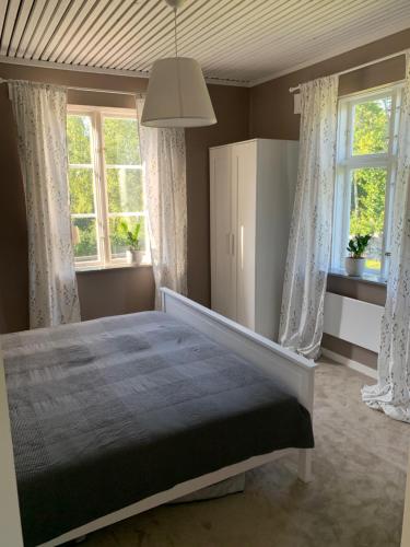 ImmelnHaus Lasse的一间卧室设有一张床和两个窗户。