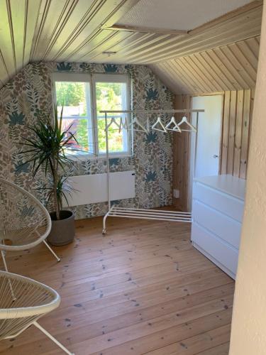 ImmelnHaus Lasse的客厅铺有木地板,设有天花板