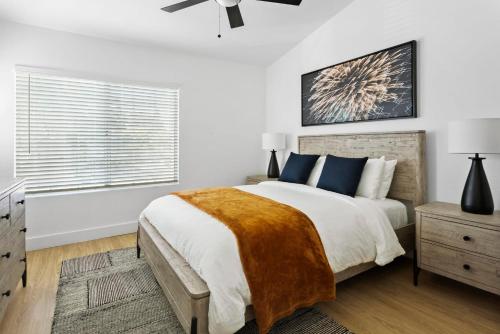 斯科茨Spacious Modern Apartments at Hideaway North Scottsdale close to Kierland Commons的白色的卧室设有一张大床和一个窗户