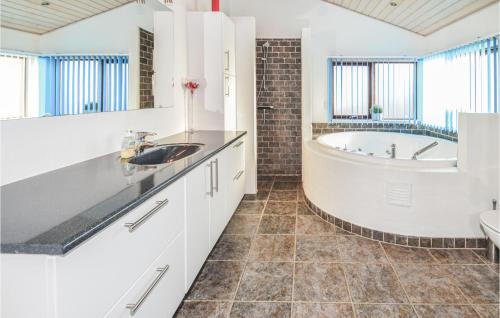 希茨海尔斯Lovely Home In Hirtshals With House Sea View的白色的浴室设有浴缸和水槽。