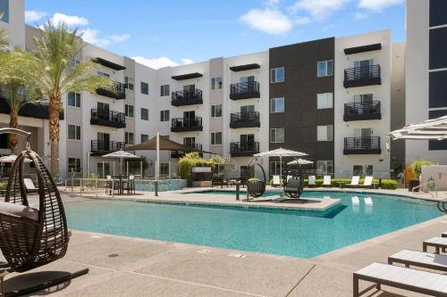 斯科茨Premium One and Two Bedroom Apartments at Slate Scottsdale in Phoenix Arizona的公寓大楼前的游泳池