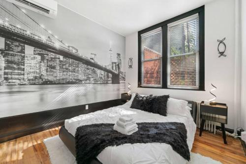 布鲁克林Cozy 3BR Brooklyn Artisan Loft的一间拥有黑白城市图案的卧室