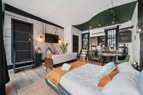 布鲁克林Artistic Cozy Loft Retreat的一间带大床的卧室和一间厨房