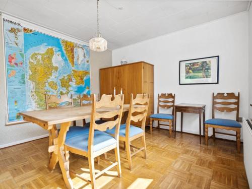 岑讷Holiday Home Magh - 9-8km from the sea in Western Jutland by Interhome的一间带桌椅和地图的用餐室