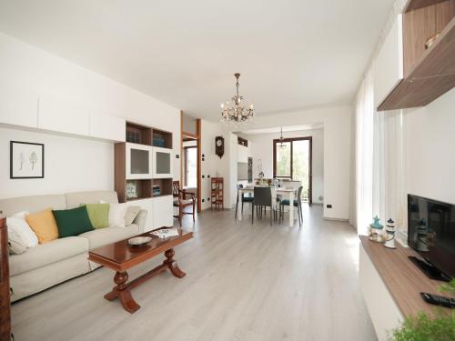 勒威诺Apartment Marì by Interhome的客厅配有沙发和桌子