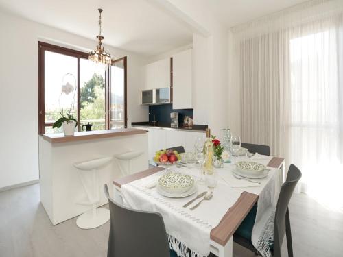 勒威诺Apartment Marì by Interhome的用餐室以及带桌椅的厨房。