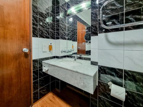 布雷得佛Cedar Court Bradford Hotel的一间带水槽和镜子的浴室