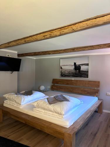 乌斯拉尔Allenberghütte Schoningen的卧室配有一张床铺,墙上挂着一幅马的照片