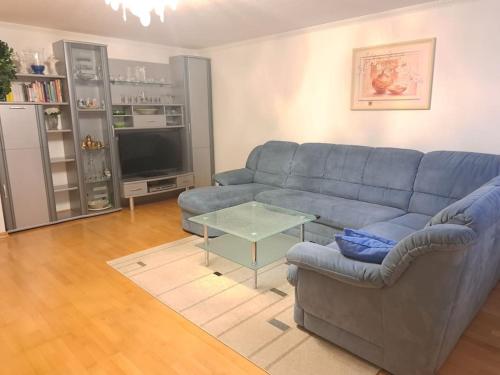 菲尔特Schöne 2 Zimmer Wohnung的客厅配有蓝色的沙发和桌子