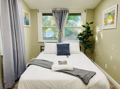 萨克拉门托Artists Bungalow ARCADE King Beds near the beat的卧室配有一张白色大床和两个窗户