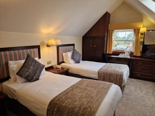 萨顿海洋酒店的酒店客房设有两张床和电视。