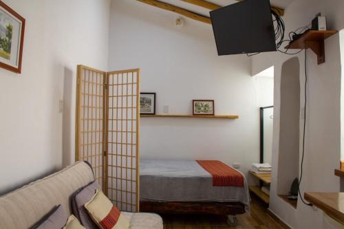 阿亚库乔Santo Domingo的客房设有床、沙发和电视。