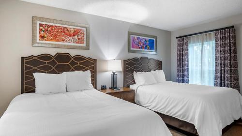 赫尔希赫尔希蓝绿度假套房酒店的酒店客房设有两张床和窗户。