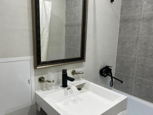 阿克套Квартира в Актау 362的浴室设有白色水槽和镜子