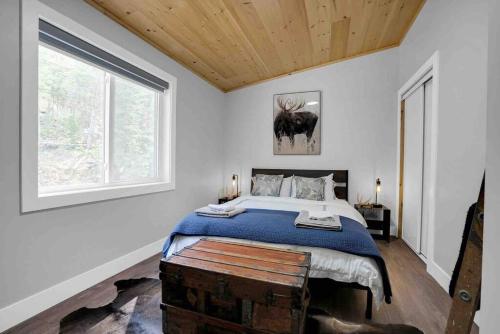 Maple Ridge Cottage的一间卧室设有一张床和一个窗口