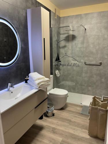 加拉奇科Vv La Joya Del Mar Suites的一间带水槽、卫生间和淋浴的浴室