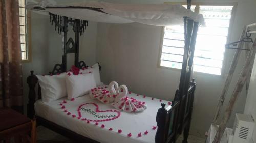 拉穆Manama Suite的一间卧室,配有一张心形床