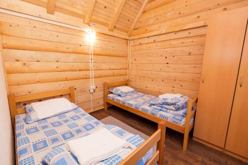 BastasiRafting Center "TARA-RAFT"的小木屋内一间卧室,配有两张床