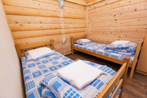 BastasiRafting Center "TARA-RAFT"的小木屋内带两张床的房间
