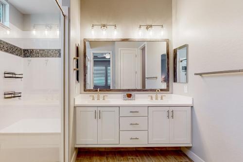 吉尔伯特Desert Diamond的白色的浴室设有水槽和镜子