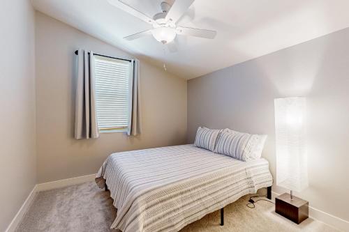 吉尔伯特Desert Diamond的一间卧室配有一张床和吊扇