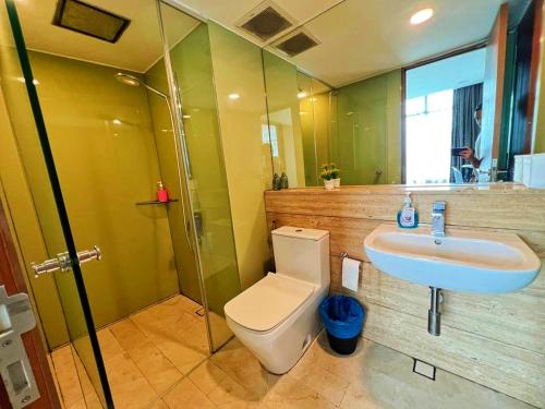 吉隆坡Vortex suites near by KLCC的一间带卫生间和水槽的浴室