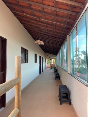 圣米格尔-杜戈斯托苏Gostoso Maresia Flats的走廊设有窗户和木制天花板