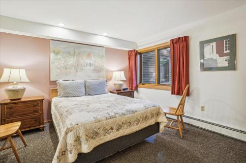 基灵顿Highridge B16A Hotel Room Only, Delightful hotel room, sleeps 2的一间卧室配有一张床、两把椅子和一个窗户
