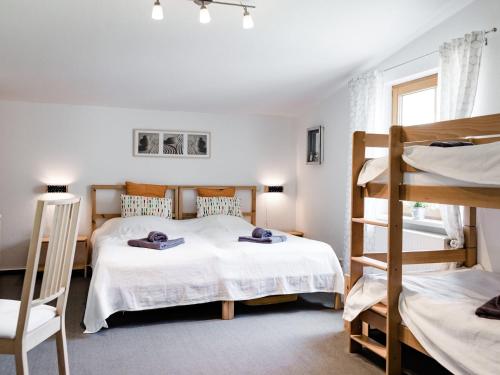 LübberstorfIm Gutshofpark的一间卧室配有两张床和一张双层床。
