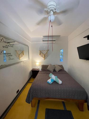 塔马林多Casa del Sol的一间卧室配有一张带吊扇的床