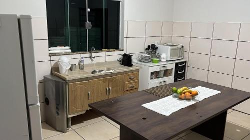 欧里尼奥斯Hostel Jotaaa F的厨房配有一张桌子,上面放着一碗水果