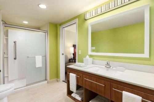 法明顿法明顿/布鲁姆菲尔德希尔顿欣庭套房酒店的一间带水槽、卫生间和镜子的浴室