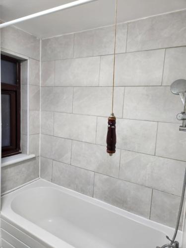 普拉姆斯特德Tuscawilla 2的白色浴缸,上面挂着吊灯