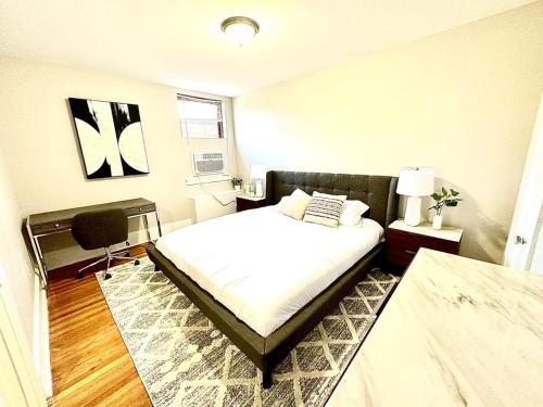 费城Peaceful & Perfect Private 1-br I Lennox的一间卧室配有一张床和一把椅子