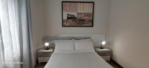 维多利亚-加斯特伊兹Gasteiz Etxea Il的一间卧室配有床和2个床头柜
