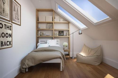 伦敦Shakespeare inn的一间卧室配有一张床和天窗