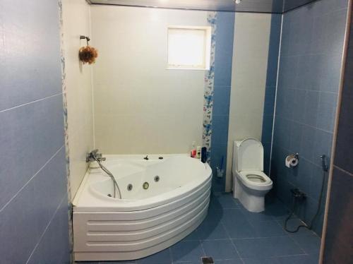 巴库BakuHome的浴室配有白色浴缸和卫生间。