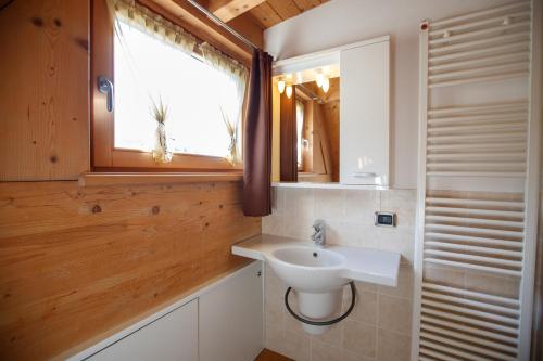 博尔米奥Casa Giulia的一间带水槽和窗户的浴室