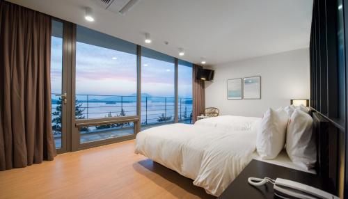 丽水市Vigo Resort的一间卧室设有一张大床和一个大窗户