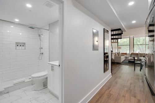 费城The Ledger Residences by Sosuite - Old City的白色的浴室设有卫生间和走廊