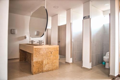 萨瓦内塔Century的一间带水槽和镜子的浴室