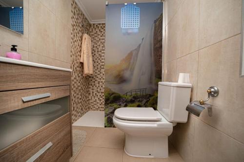 莱昂MiraLeón的一间带卫生间的浴室和瀑布壁画