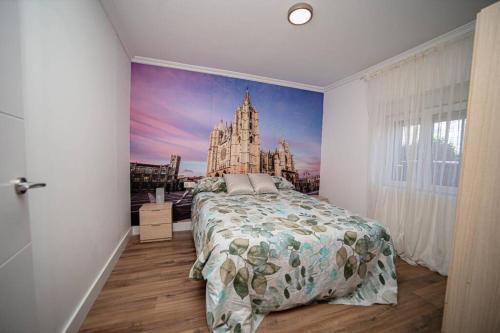 莱昂MiraLeón的一间卧室配有一张壁画床