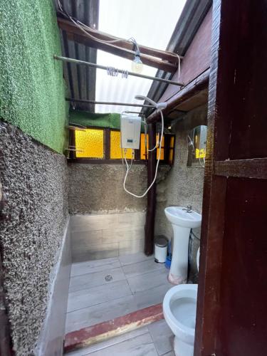 库斯科Ecolodge las tunas的一间带卫生间和水槽的浴室