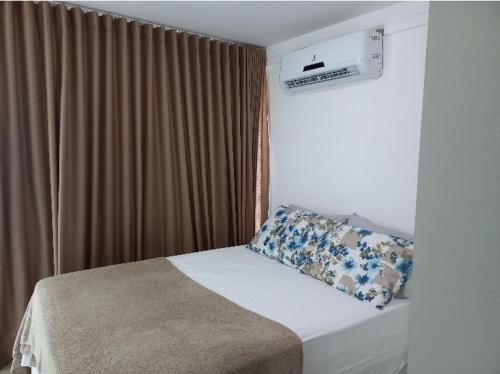 卡贝德卢Lindo Flat completo em Intermares 404的一间卧室配有床和带窗帘的窗户